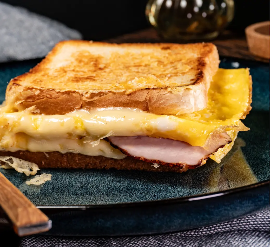Croque-monsieur gratiné au jambon et fromage fondant