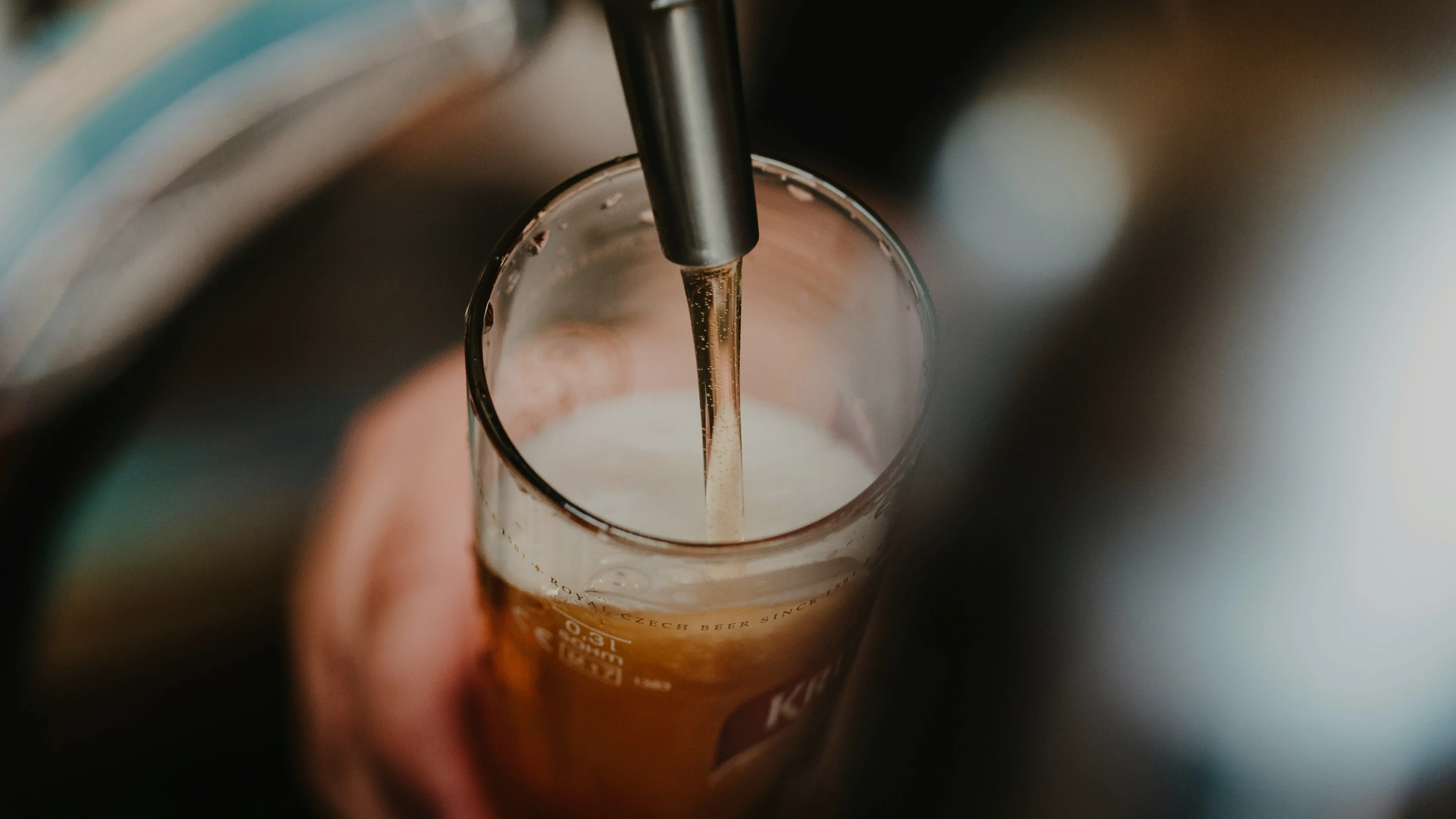Bière blonde tirée à la pression dans un verre