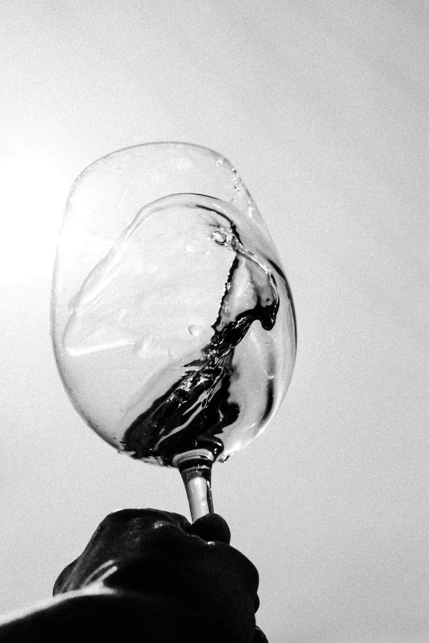 Photo noir et blanc d'un verre de vin en mouvement