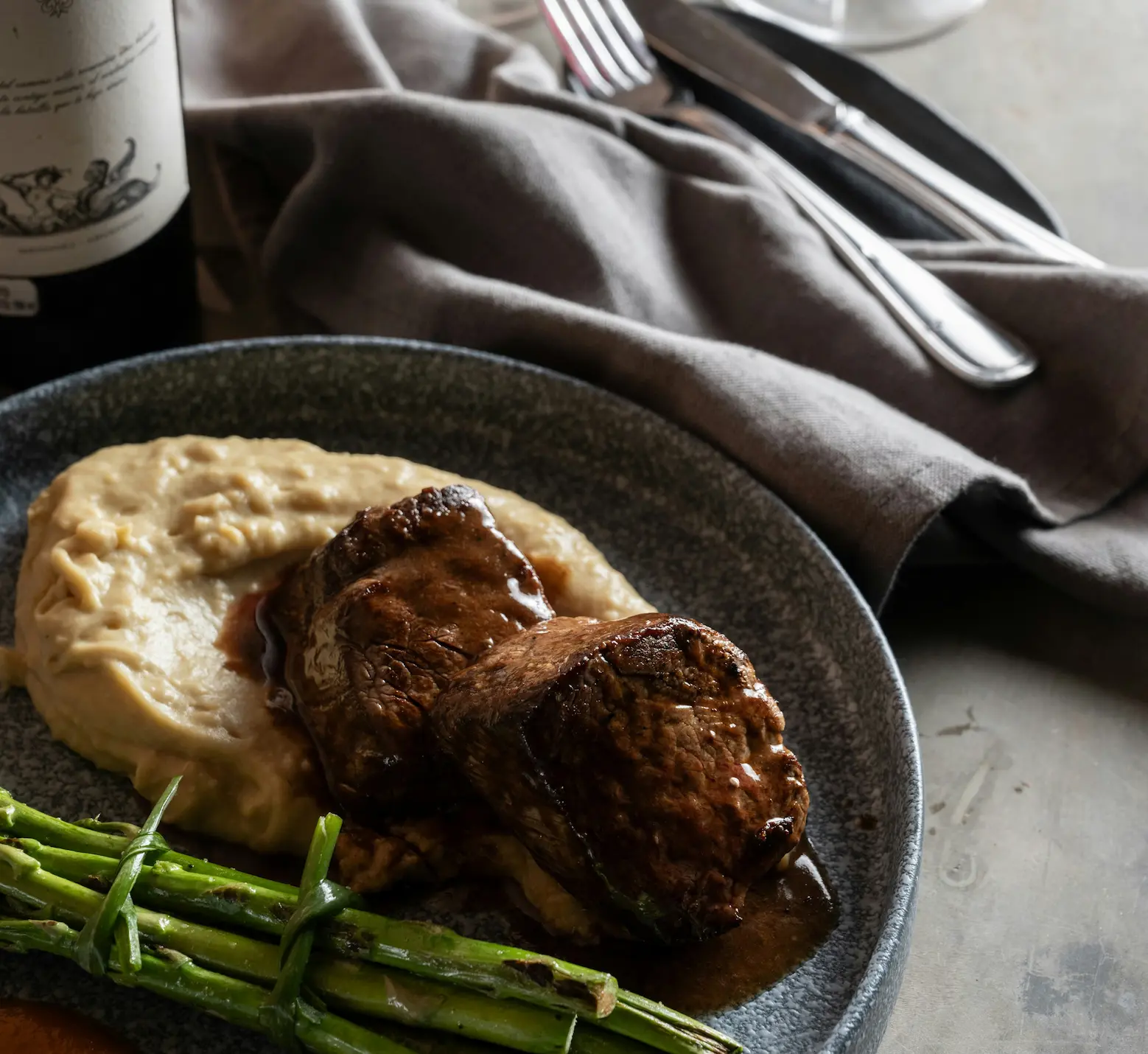 Filet de bœuf grillé accompagné de purée et d'asperges